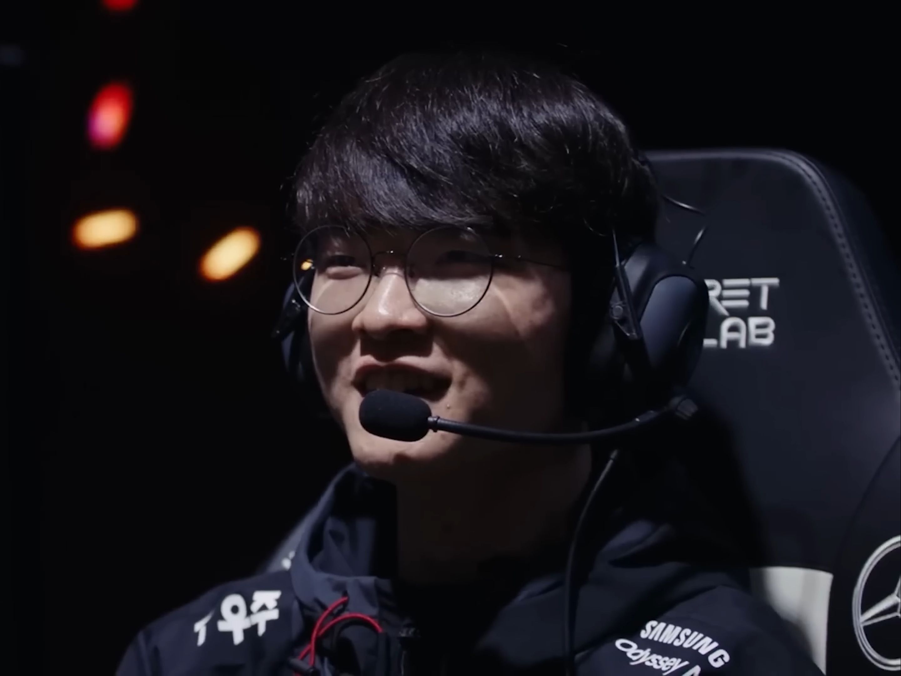 Rekkles分享做客LEC解说席照片：纯白发型，大黑臂注目